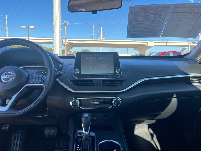 Nissan Altima Vehicle Full-screen Gallery Image 12