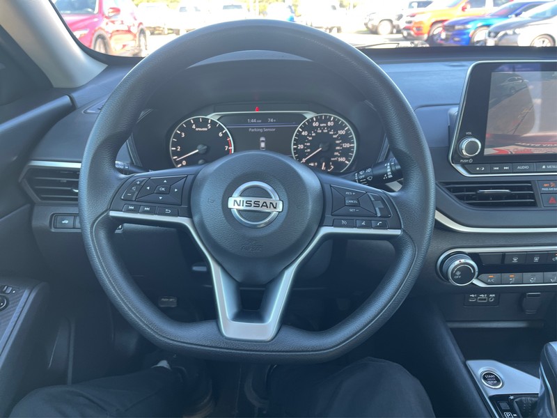 Nissan Altima Vehicle Full-screen Gallery Image 14