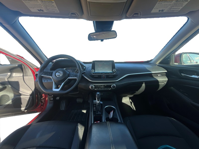Nissan Altima Vehicle Full-screen Gallery Image 15