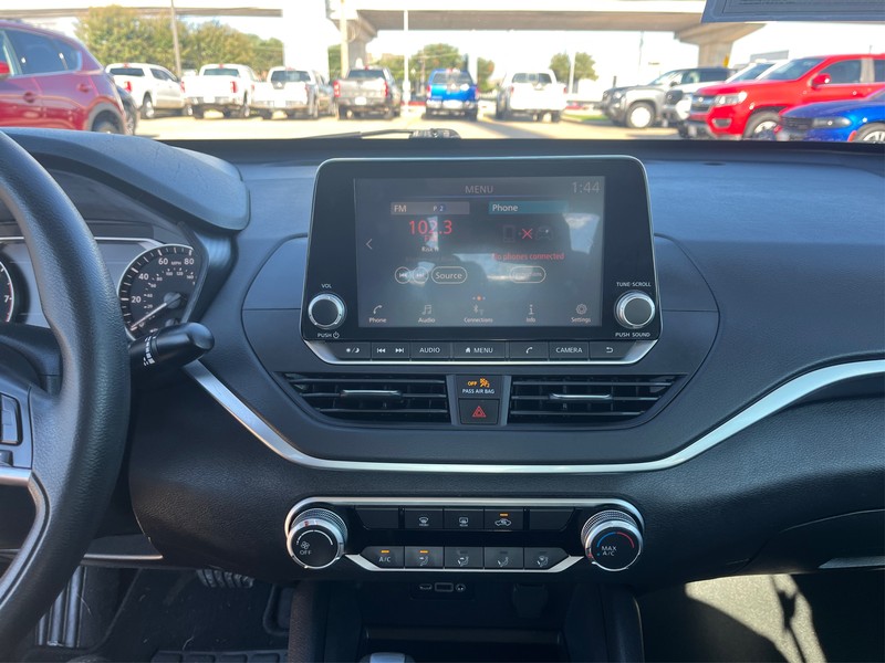 Nissan Altima Vehicle Full-screen Gallery Image 17
