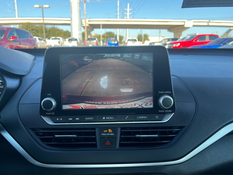 Nissan Altima Vehicle Full-screen Gallery Image 18