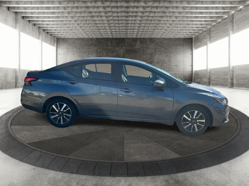 Nissan Versa Vehicle Full-screen Gallery Image 4