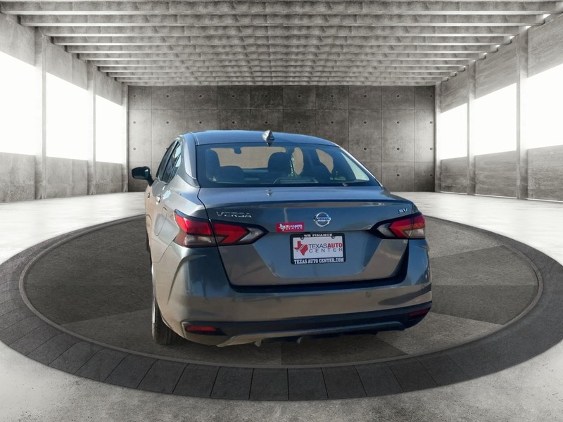 Nissan Versa Vehicle Full-screen Gallery Image 8