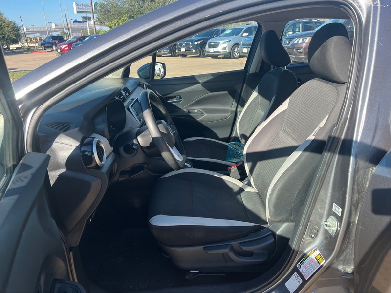 Nissan Versa Vehicle Full-screen Gallery Image 9