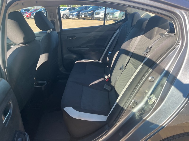 Nissan Versa Vehicle Full-screen Gallery Image 10
