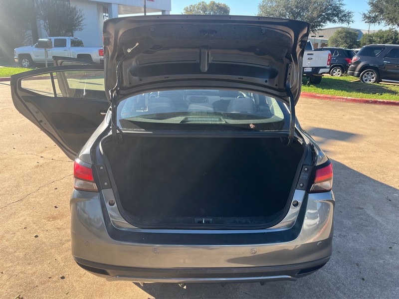 Nissan Versa Vehicle Full-screen Gallery Image 11