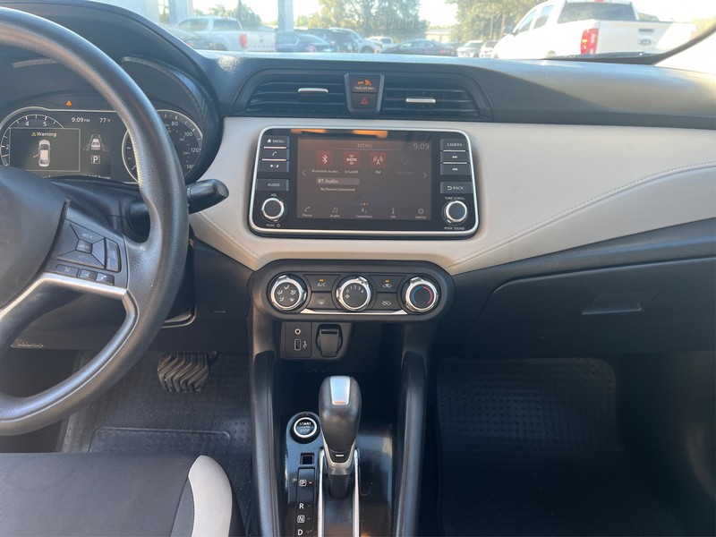 Nissan Versa Vehicle Full-screen Gallery Image 12