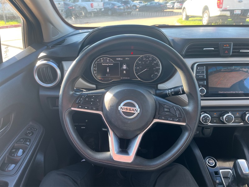 Nissan Versa Vehicle Full-screen Gallery Image 14