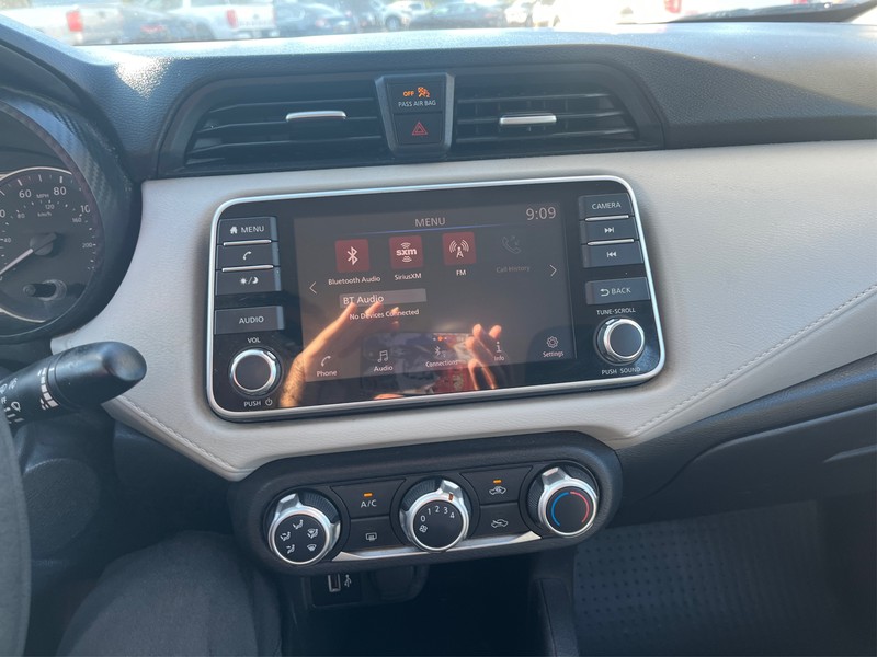 Nissan Versa Vehicle Full-screen Gallery Image 17