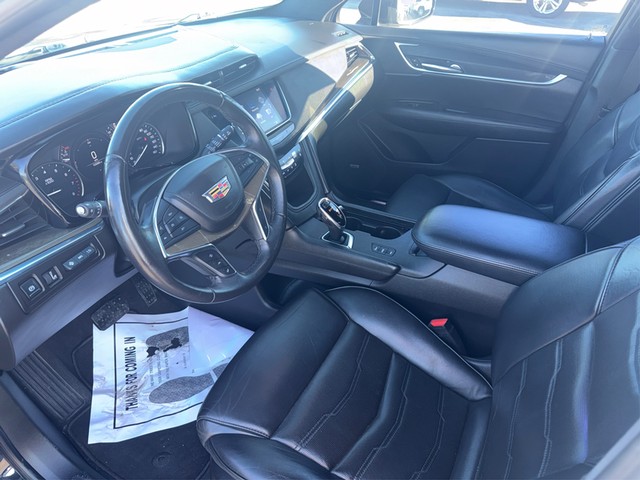 Cadillac XT5 Vehicle Full-screen Gallery Image 09