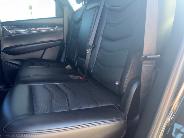 Cadillac XT5 Vehicle Full-screen Gallery Image 10