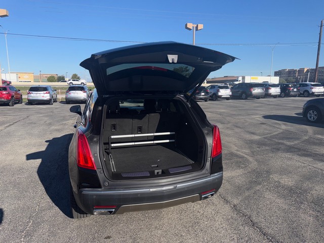 Cadillac XT5 Vehicle Full-screen Gallery Image 11