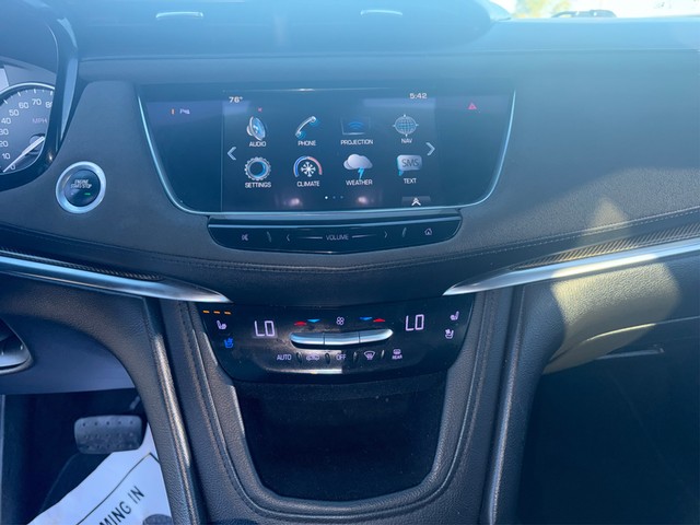 Cadillac XT5 Vehicle Full-screen Gallery Image 12