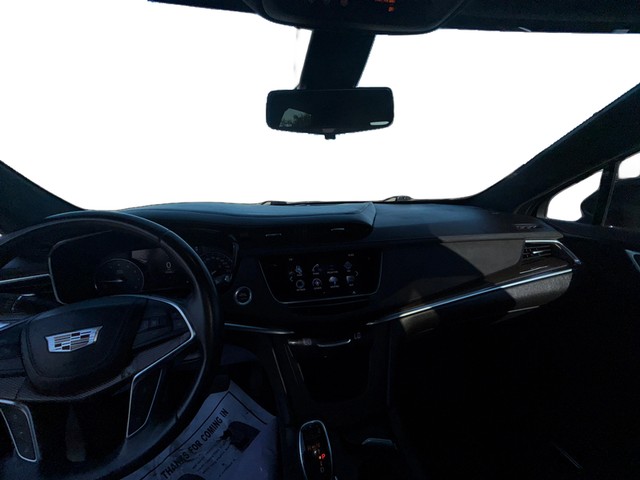 Cadillac XT5 Vehicle Full-screen Gallery Image 15