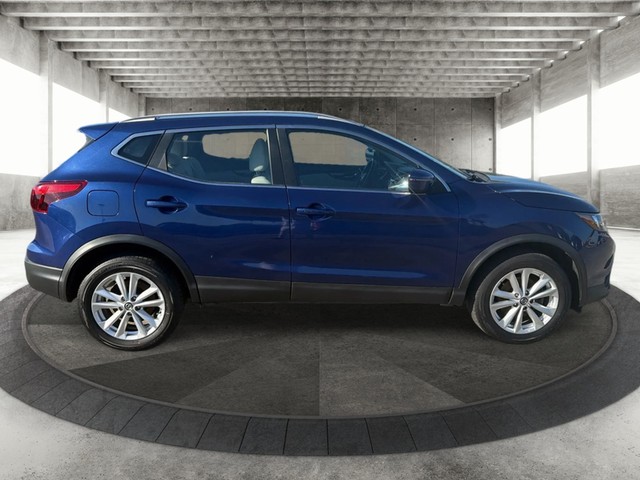 Nissan Rogue Sport Vehicle Full-screen Gallery Image 04