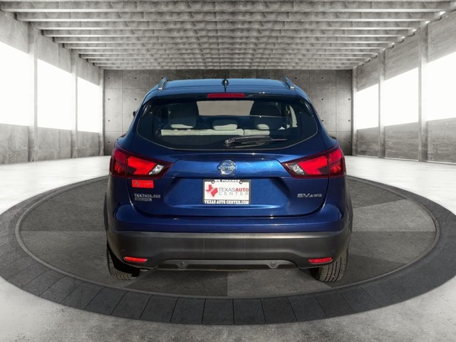Nissan Rogue Sport Vehicle Full-screen Gallery Image 06