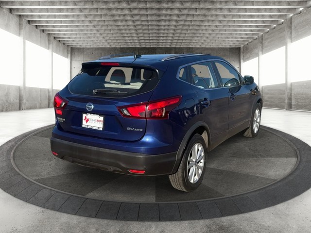 Nissan Rogue Sport Vehicle Full-screen Gallery Image 07