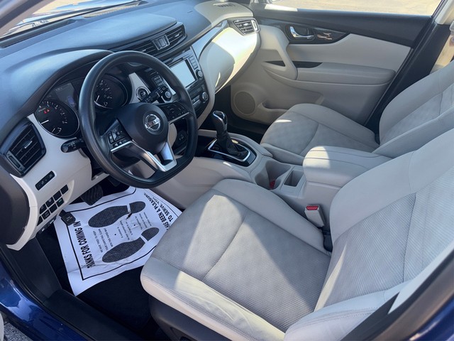 Nissan Rogue Sport Vehicle Full-screen Gallery Image 09