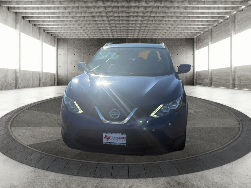 Nissan Rogue Sport Vehicle Full-screen Gallery Image 3