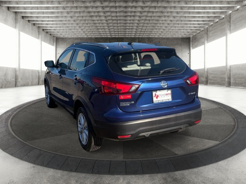 Nissan Rogue Sport Vehicle Full-screen Gallery Image 8