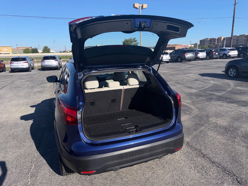 Nissan Rogue Sport Vehicle Full-screen Gallery Image 11