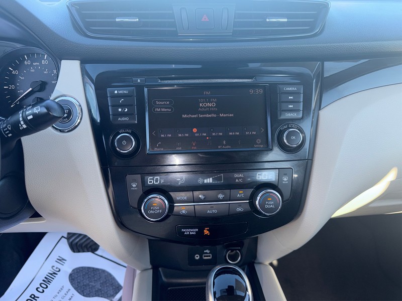 Nissan Rogue Sport Vehicle Full-screen Gallery Image 12