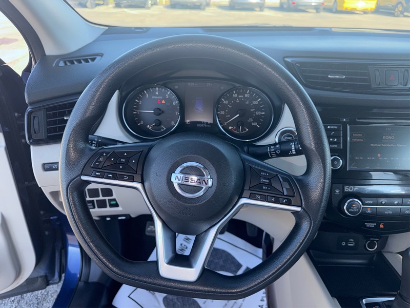 Nissan Rogue Sport Vehicle Full-screen Gallery Image 14