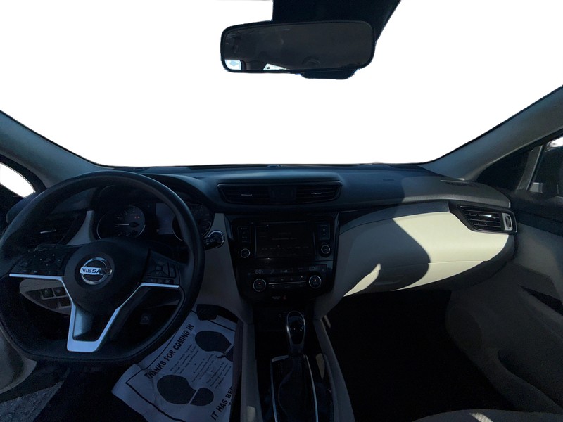 Nissan Rogue Sport Vehicle Full-screen Gallery Image 15