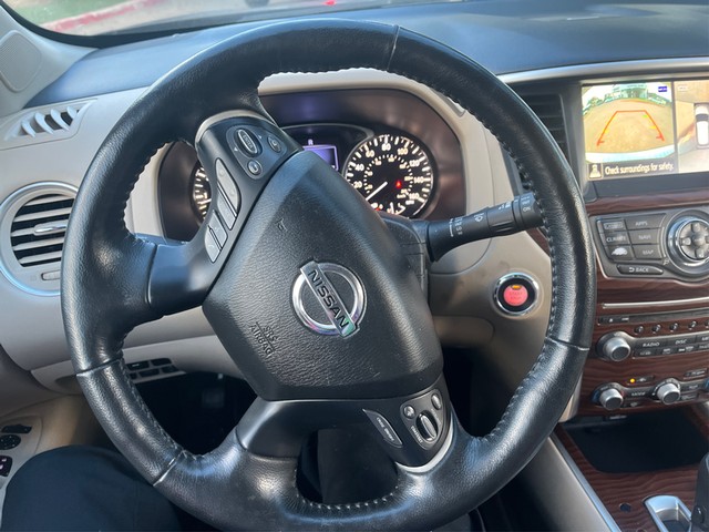 Nissan Pathfinder Vehicle Full-screen Gallery Image 13