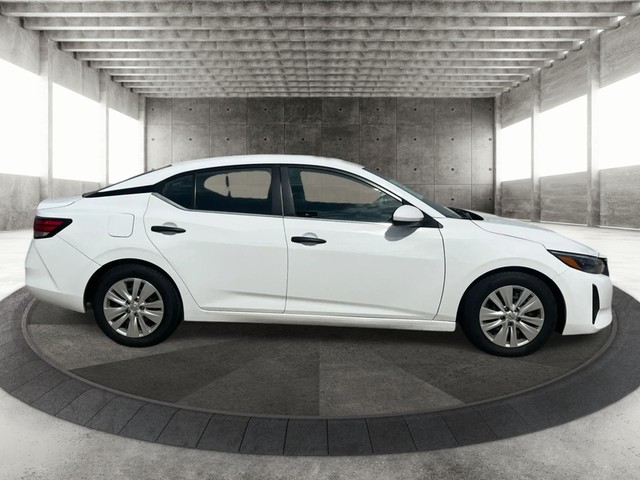 Nissan Sentra Vehicle Full-screen Gallery Image 04