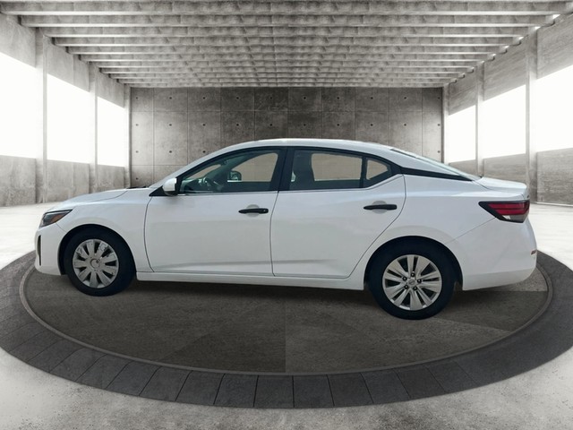 Nissan Sentra Vehicle Full-screen Gallery Image 05