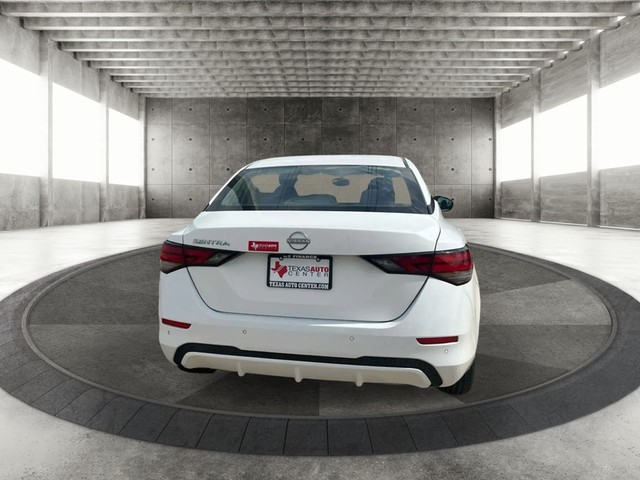 Nissan Sentra Vehicle Full-screen Gallery Image 06
