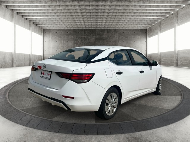 Nissan Sentra Vehicle Full-screen Gallery Image 07