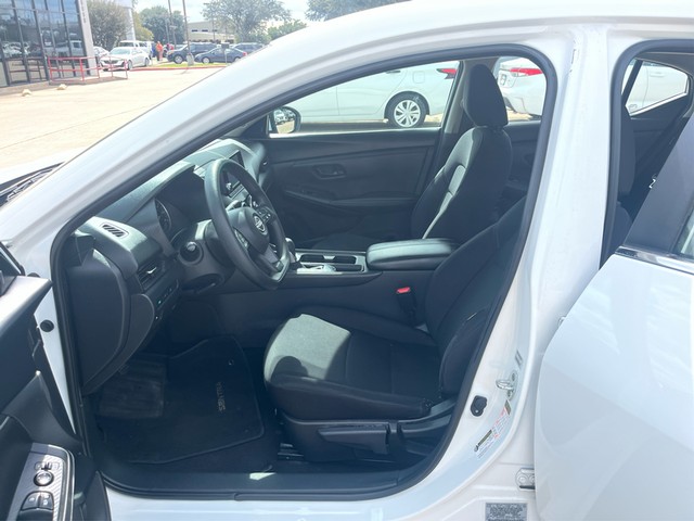 Nissan Sentra Vehicle Full-screen Gallery Image 09
