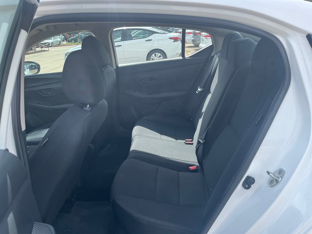 Nissan Sentra Vehicle Full-screen Gallery Image 10