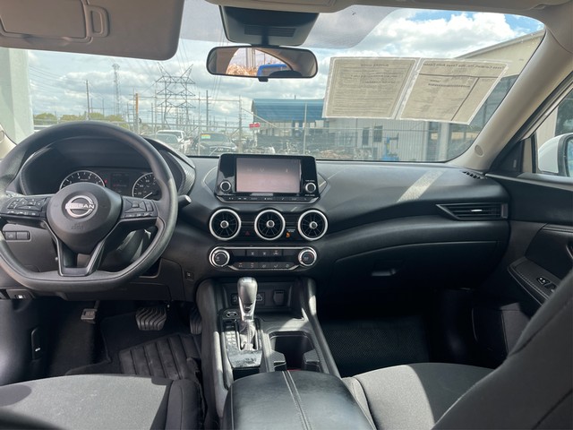 Nissan Sentra Vehicle Full-screen Gallery Image 11