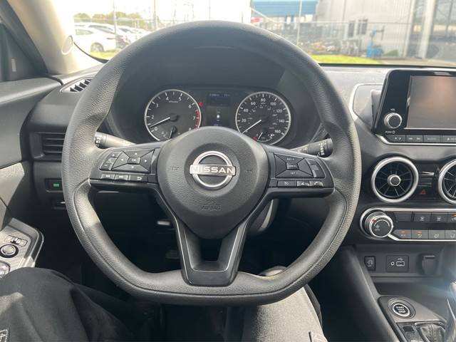 Nissan Sentra Vehicle Full-screen Gallery Image 13