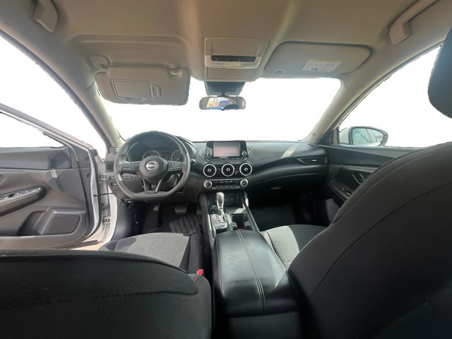 Nissan Sentra Vehicle Full-screen Gallery Image 14