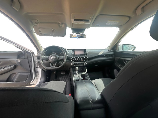 Nissan Sentra Vehicle Full-screen Gallery Image 15