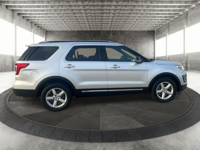 Ford Explorer Vehicle Full-screen Gallery Image 04