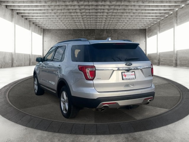 Ford Explorer Vehicle Full-screen Gallery Image 08