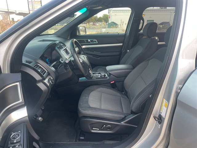 Ford Explorer Vehicle Full-screen Gallery Image 09