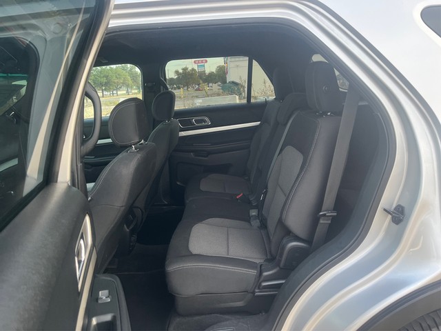 Ford Explorer Vehicle Full-screen Gallery Image 10