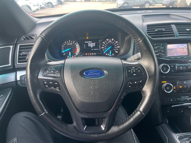 Ford Explorer Vehicle Full-screen Gallery Image 12
