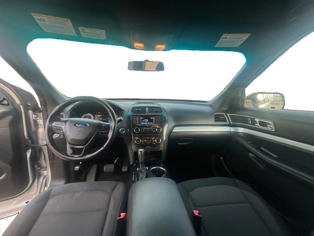 Ford Explorer Vehicle Full-screen Gallery Image 13