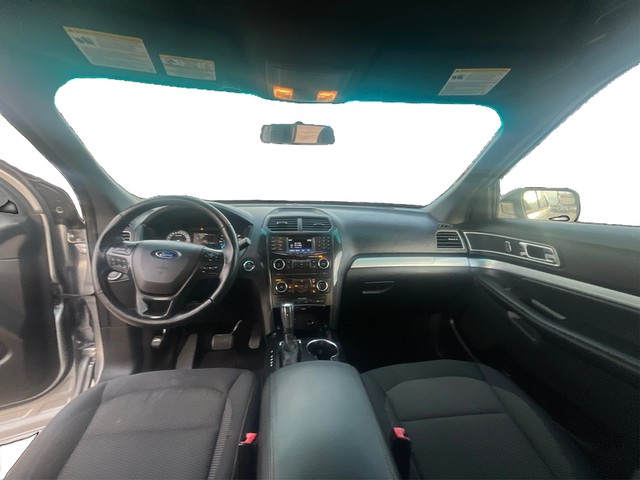 Ford Explorer Vehicle Full-screen Gallery Image 14