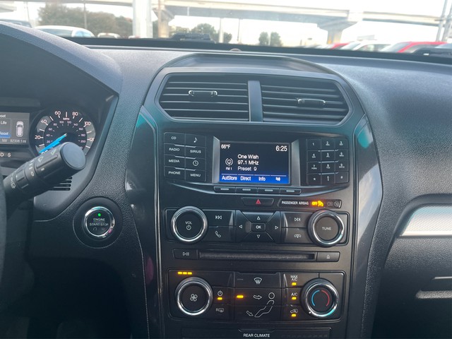 Ford Explorer Vehicle Full-screen Gallery Image 15