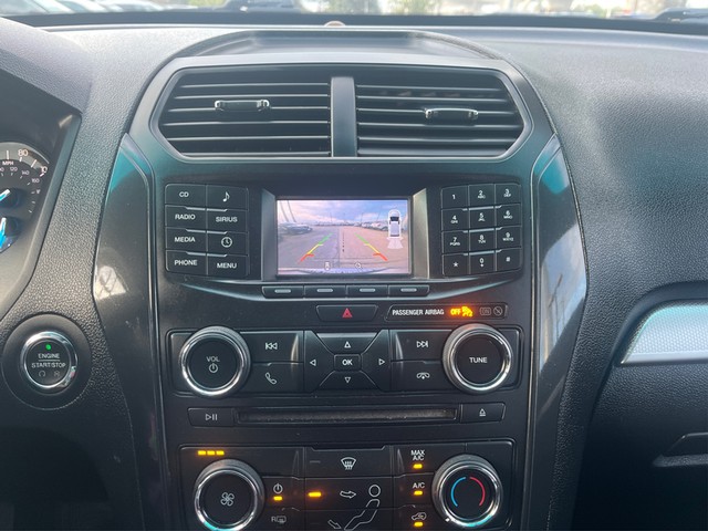 Ford Explorer Vehicle Full-screen Gallery Image 16