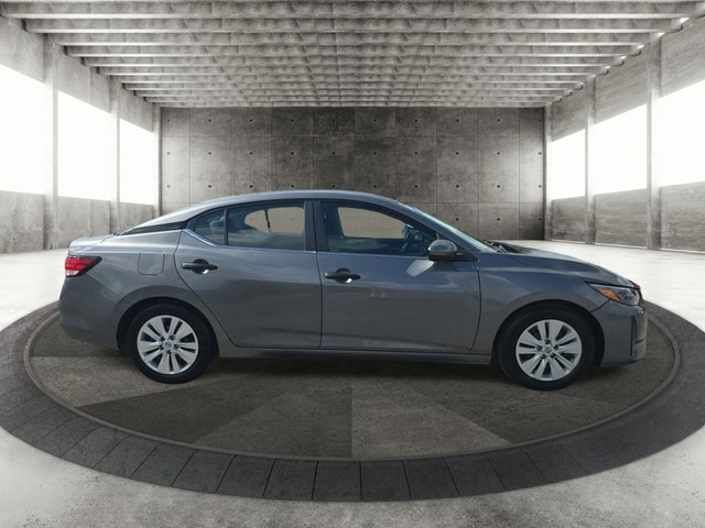 Nissan Sentra Vehicle Full-screen Gallery Image 04