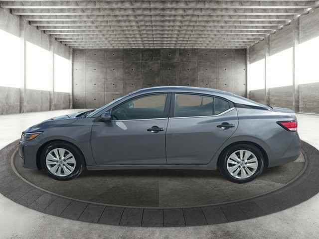 Nissan Sentra Vehicle Full-screen Gallery Image 05